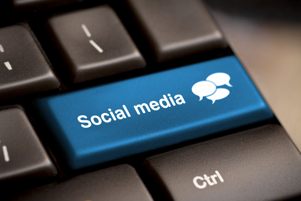 social media blue button in a black keyboard